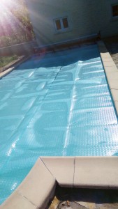Bâche à bulle pour réchauffer l'eau de la piscine