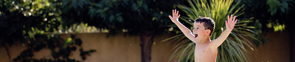 piscine-privee-et-la-loi Un enfant heureux dans sa piscine