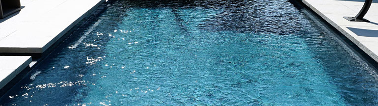 Nettoyer sa piscine, balai ou robot ?